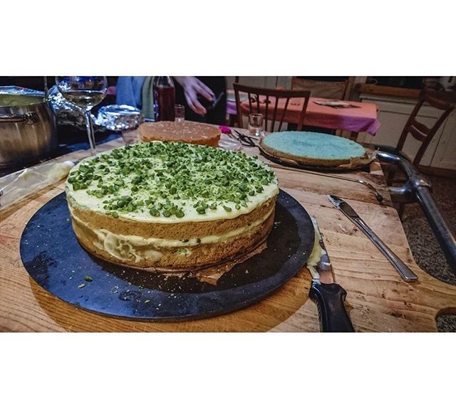 Work in progress:
Tortenboden, Buttercreme, Pistazien, Tortenboden, Buttercreme, ...
#essenohneende #hochzeitstorte .
#buttercremetorte #buttercreamcake #weddingcake #pistachios #pistazien #winterhochzeit #winterwedding #darlingweekend #gatheringslikethese #foodstyling #food…