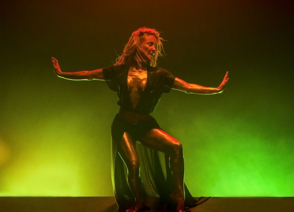 CLeitteDaily's tweet photo. Saiu! Confira agora o clipe de #Carnaval - @ClaudiaLeitte ft. @Pitbull. 
https://t.co/jw0iDj5grx

#CarnavalMusicVideo
#ThisIsMyCarnaval https://t.co/9OL3J4L6Bm