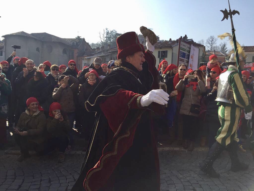 Il Podestà lancia la preda in Dora dal Ponte Vecchio #storicocarnevaleivrea #predaindora