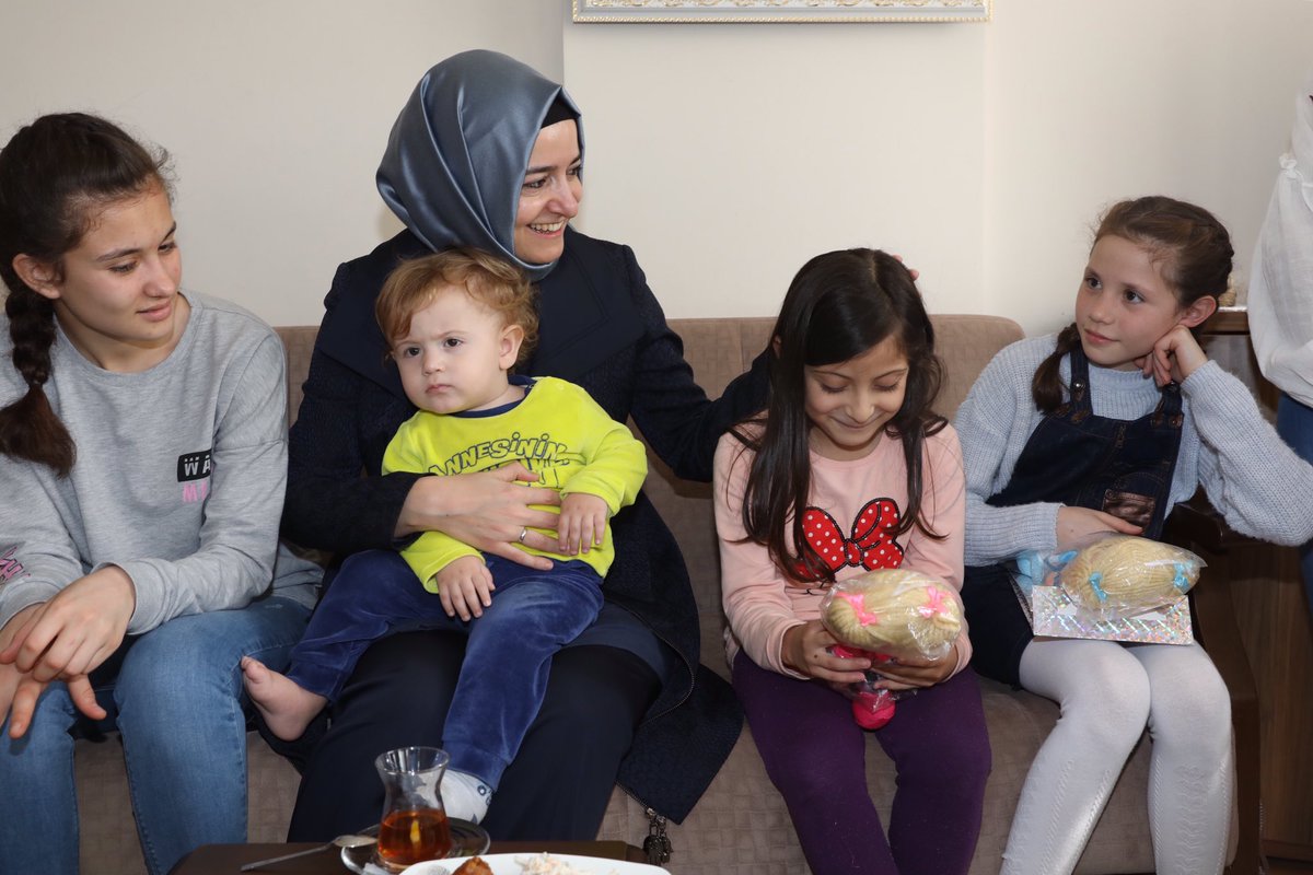 tcailesosyal's tweet photo. Bakanımız @drbetulsayan #Antalya'daki Çocuk Evlerimizde kalan yavrularımızı ziyaret etti. https://t.co/zGFIBUHX7m