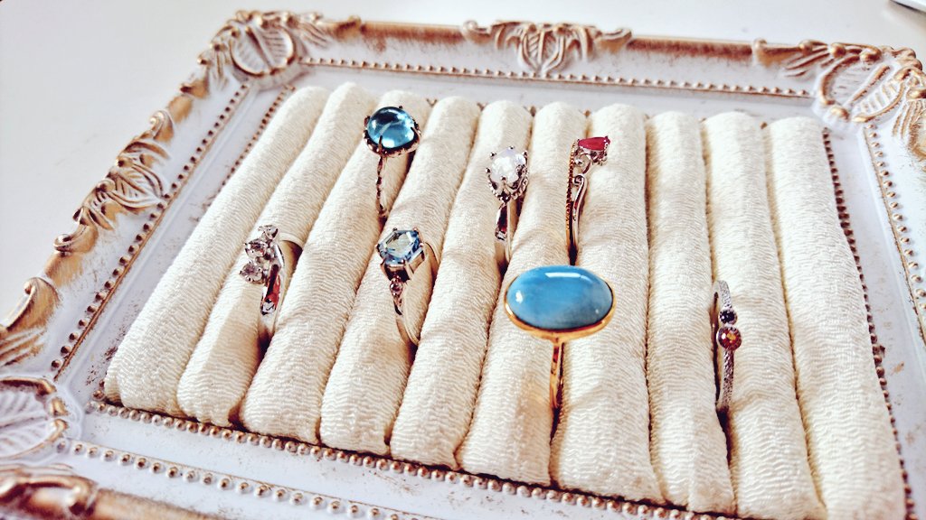 月耶 つきや Minne販売中 指輪を飾りたくて 額縁のリングホルダーが出来ましたヽ ﾉ ほんのりアンティークな雰囲気 メイキングを置いて置きますっb 材料 セリアの額縁風写真立て フェルト ダイソーの貼れるちりめん 白 ハンドメイド