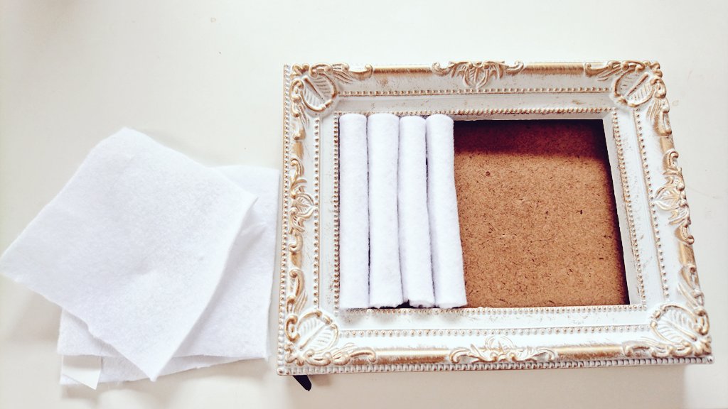 月耶 つきや Minne販売中 指輪を飾りたくて 額縁のリングホルダーが出来ましたヽ ﾉ ほんのりアンティークな雰囲気 メイキングを置いて置きますっb 材料 セリアの額縁風写真立て フェルト ダイソーの貼れるちりめん 白 ハンドメイド