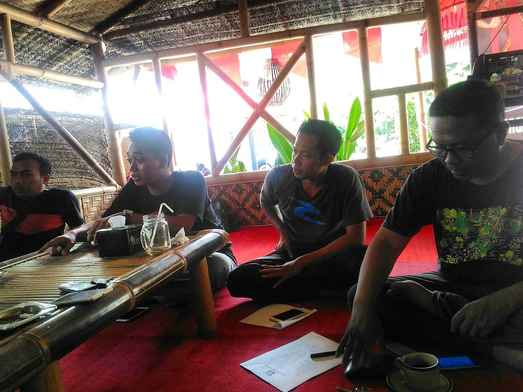 PwamiBali's tweet photo. Rapat Terbatas PC AMI Jembrana tentang Validasi Data PC AMI Jembrana, yang di hadiri langsung oleh Dewan Pembina dan Ketua Umum PW AMI Bali.
#AMIKeren
#AMIBali
#AMIUntukIndonesia
#PCAMIJembrana https://t.co/t2fVqe5tRz