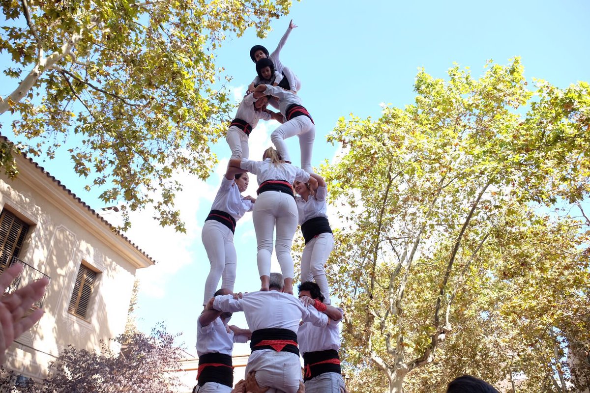 En unes hores els <a href="/cdsarria/">Castellers de Sarrià</a> debutem després de 14 anys d’absència a la diada castellera de #SantaEulàlia18 amb totes les colles de la ciutat.
Ens veiem demà a les 10.15h a plaça Nova i a les 11.00h a plaça Sant Jaume #castellers #castellersdesarria #culturapopular #barcelona