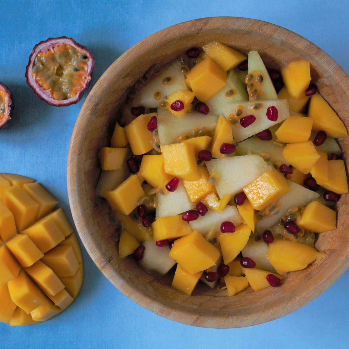 PieceOfPlants's tweet photo. FRUIT SALAD 🥗 with galia melon, mango, passion fruit and pomegranate seeds 💛💛 #veganfoodshare #fruitsalad #veganbreakfast #HealthyFood #plantbasd #HealthyLiving https://t.co/95zJvT97zN