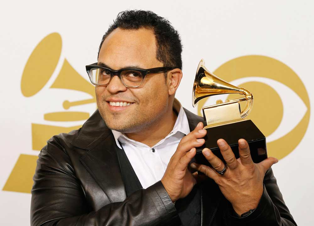 Туитовете на israel houghton.