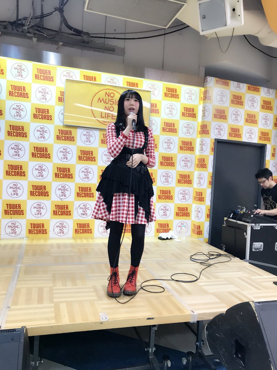 【昼の絵恋ちゃん】DVDリリイベ@新宿タワレコ。危うく遅刻のところをリハも秒速で終わらせ奇跡的に開始時間に間に合わせた絵恋ちゃん。オタクに愛のあるディスりをする曲「キモチワルイ」では、「ライブハウスでなく今回店内の明るい中でやって…