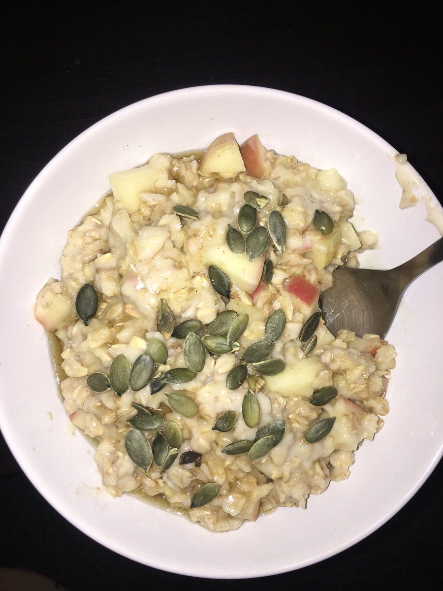 shiftms's tweet photo. Today’s pre-run porridge is apple & ginger topped with honey & pumpkin seeds #MSrunner https://t.co/9neCPSrZ3u