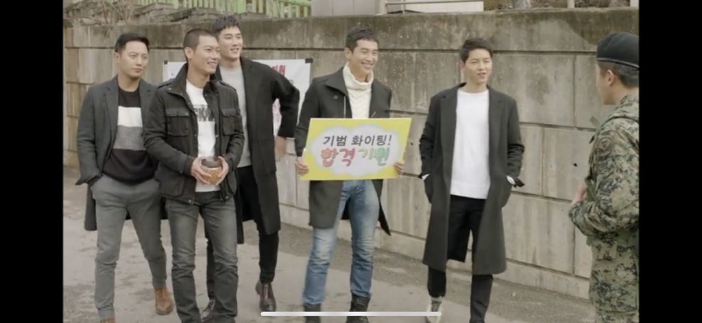 りこ ˊᵕˋ ੭ 님의 트위터 普通にモノトーン系のファッション めちゃくちゃカッコいい 軍服 Tシャツも良いけど 休暇中の ファッション全部どストライク ロングコートが純粋に欲しい 笑 ソンジュンギ 太陽の末裔 韓ドラ好きな人と繋がりたい