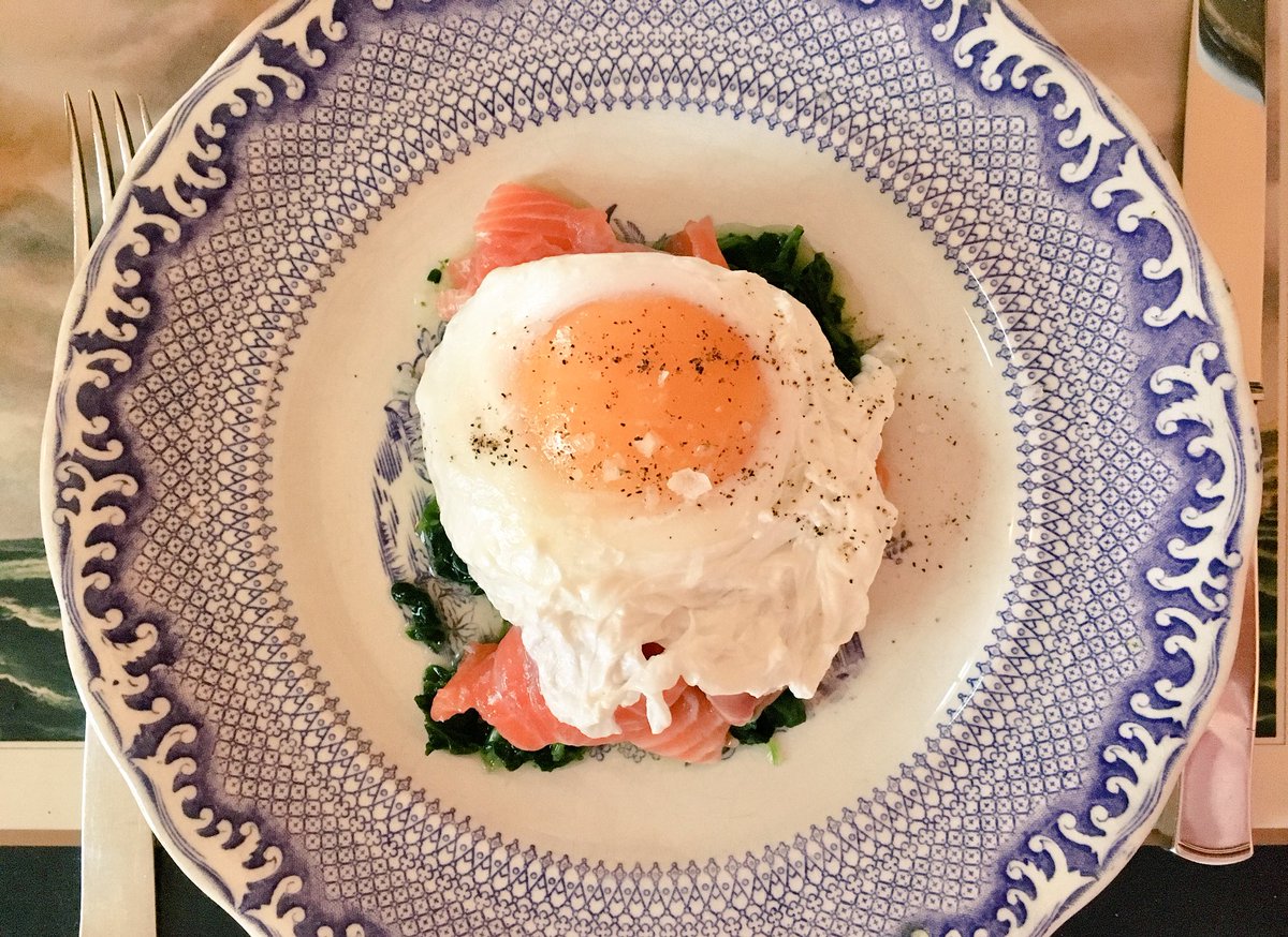 kinnahafs's tweet photo. Söndagsfrukost. Pocherat ägg med spenat och regnbågsfile. Rostat surdegsbröd är jättegott till. #kvalitetsfisk #regnbågsfile #benella #sushi @kvalitetsfisk #fabrique #frukost #söndagsfrukost #breakfast #spetz #rörstrand #silverbestick #rosenholm #svenskaägg #findus https://t.co/L7rEQcupt4