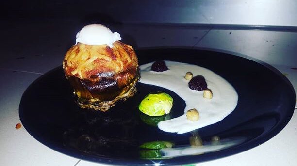 JoaydaChef's tweet photo. “Vi auguro una domenica gustosa magari con sulla vostra tavola 🍽un carciofo ripieno di crema di parmigiano, uovo di quaglia, cavoletto e ciliege..🍒” #Joayda #masterchefit  #pasion #verdura #duemondi🇩🇴🇮🇹 maimollare #amorporlacocina #quaglia #ciliegia #parmigiamo https://t.co/TmSy8qylau