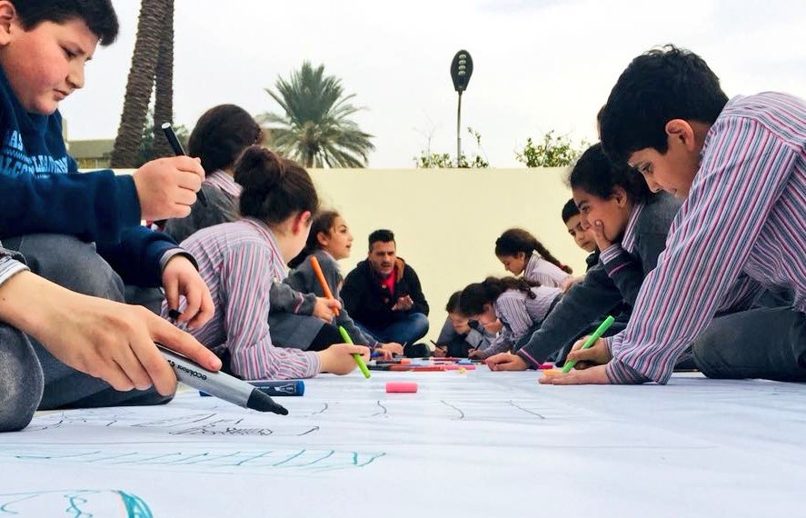 AhmedFakkih's tweet photo. ملعبنا هو أبيض عادي ولكن مع رسومات ومقترحات متعلمينا في نادي قادة التغيير ستتحول المخططات إلى إنجازات... وستنتشر الألوان في كل مكان...
#متعلمون #مخططون #حالمون #طامحون_لغد_أفضل
#معًا_نخطط_معًا_ننجز
#Feel #Imagine #Do #Share
#Design_For_Change
#Schools #clubs
@MakAishaSchool https://t.co/VPv7trgeU1