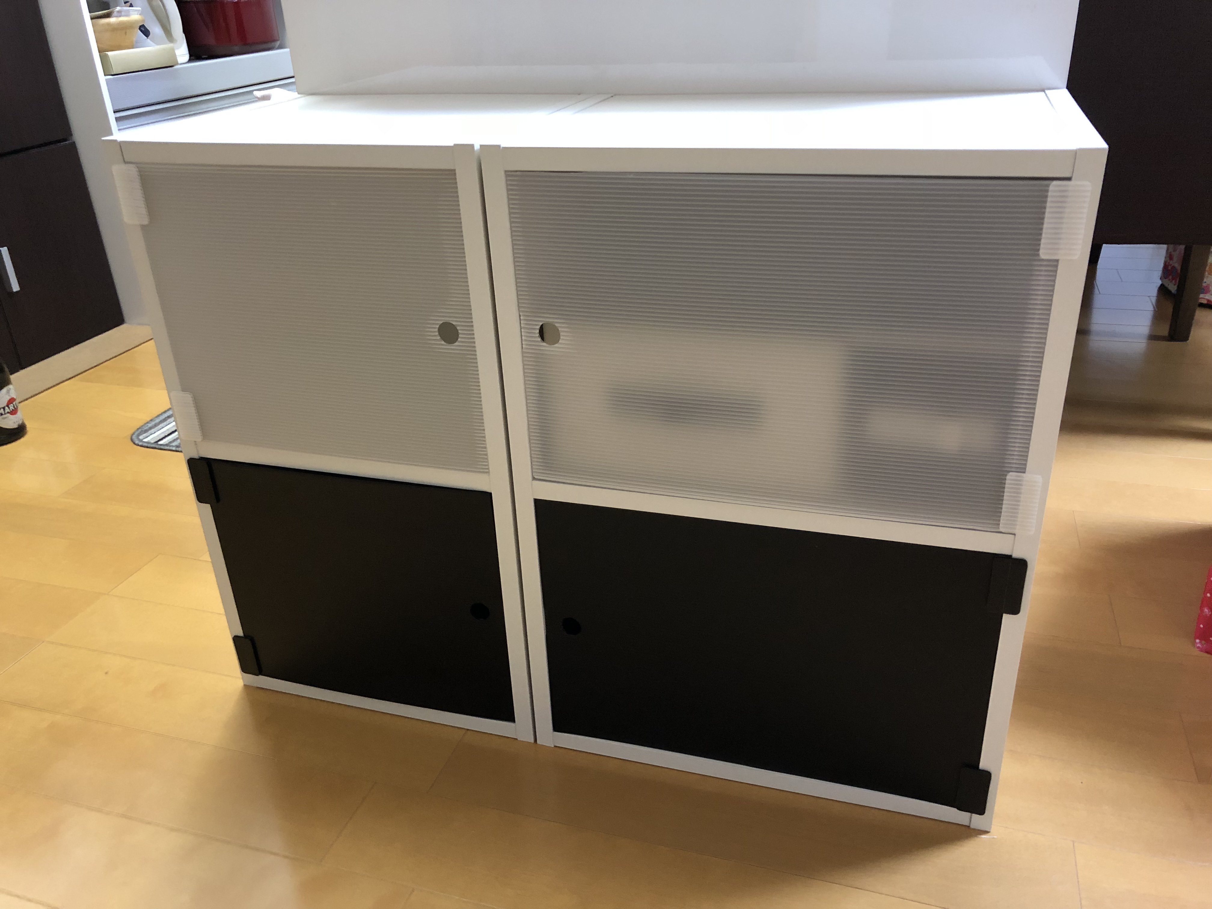 小暮ひさのり フリーライター 連休だけど娘が風邪ひいて出かけられないから キッチン横の棚をdiy 安めのカラーボックスを丸ノコでぶった切って繋げてカウンターと幅を合わせた 扉は セリア のカラーボックス用のプラダン扉 ちなみに手前は昔