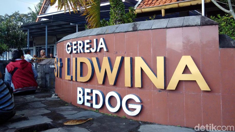 detikcom's tweet photo. Sosok Romo Prier Sang Musisi Gereja yang Diserang di Gereja Lidwina https://t.co/tP3CJlQzvN https://t.co/W4GHtYliDe