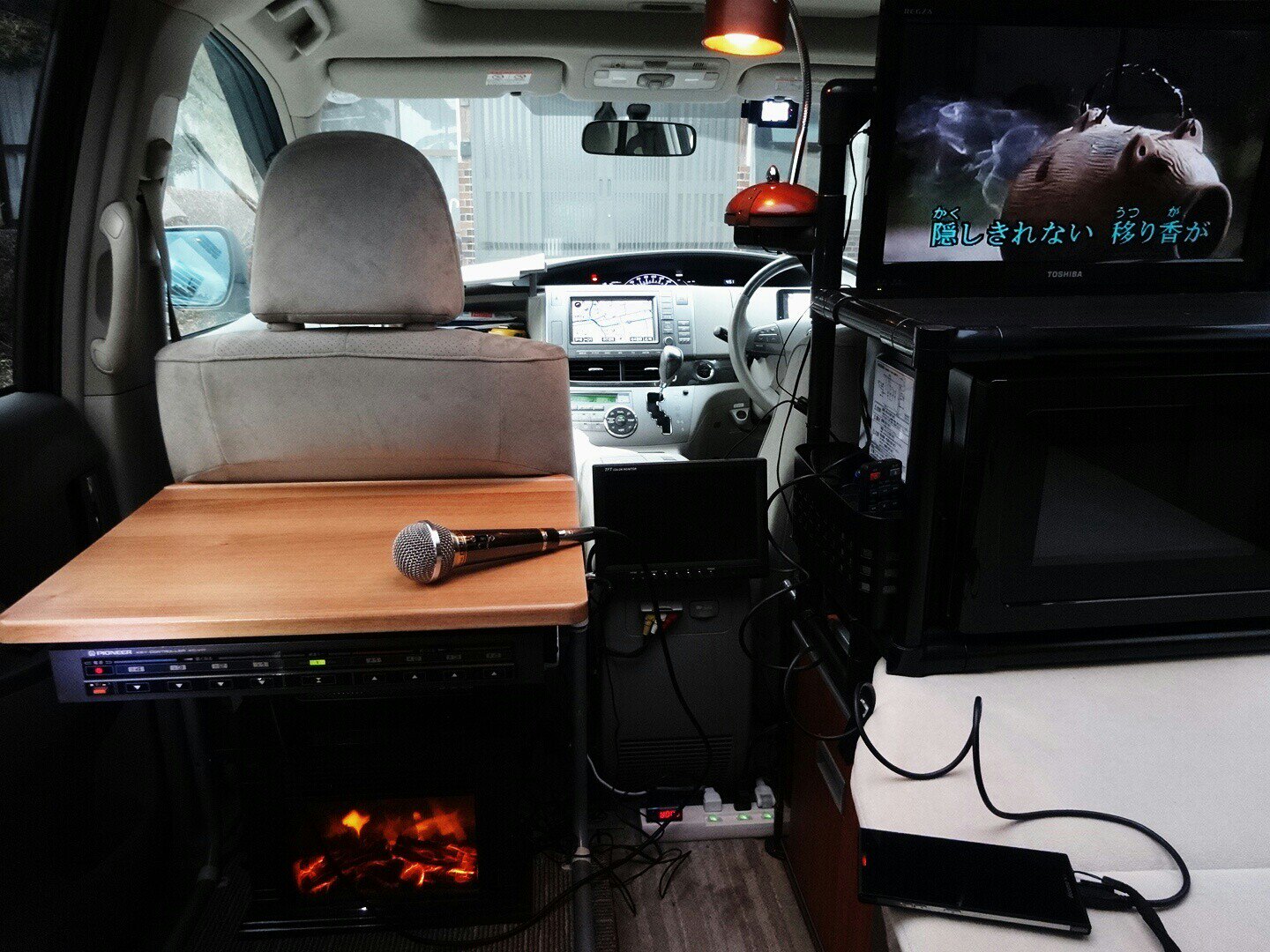 とし 我がエスティマハイブリッド車中泊仕様のカラオケシステムにパイオニアのキーコントローラーを追加しました テーブル下に吊り下げで使い勝手も良いです これでほとんどの曲が歌えるようになりました 出力はローランドのpaスピーカーでカラオケ