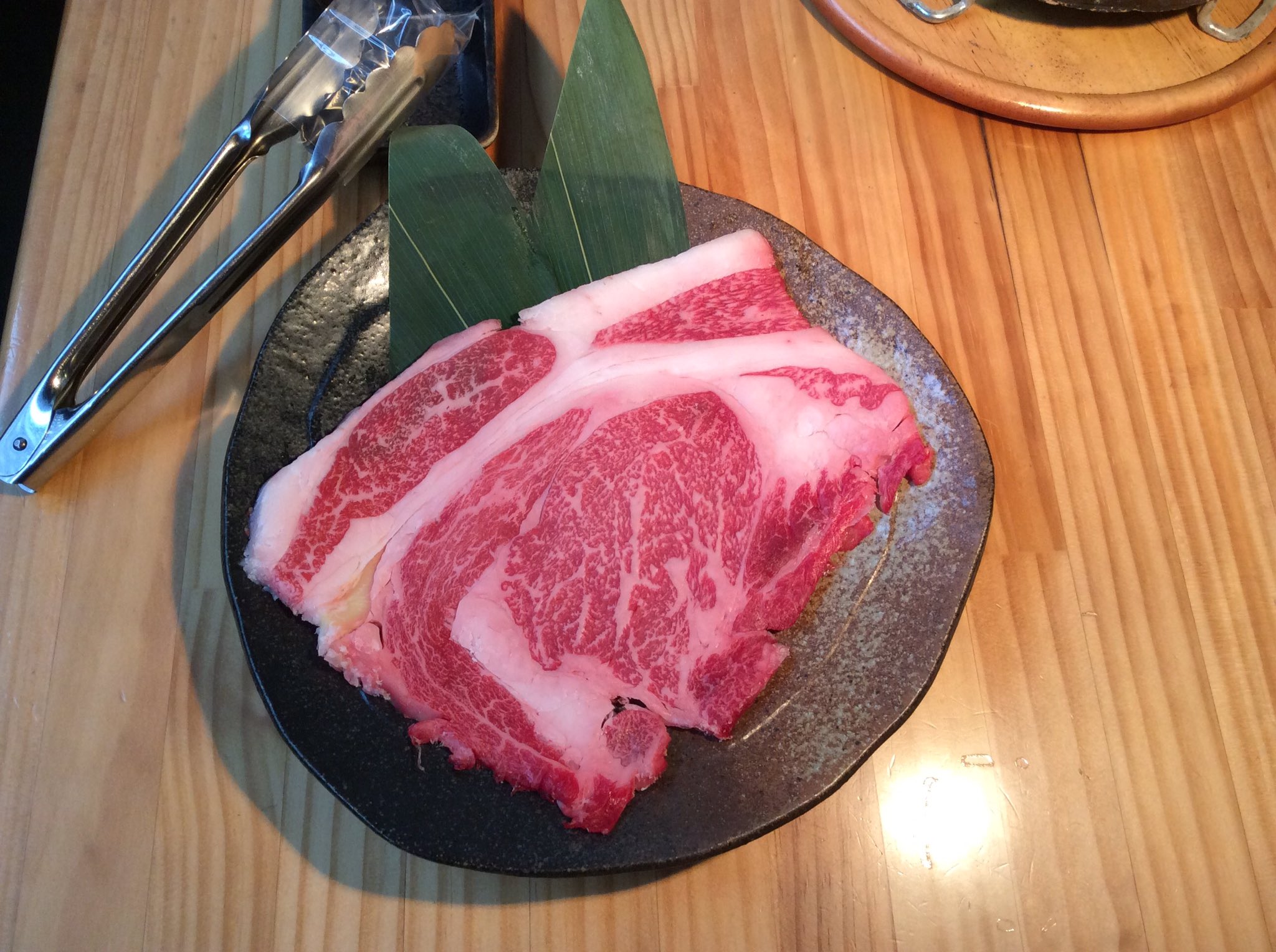 炭火焼肉たむら 別邸栄 Twitterissa 新登場 大判サーロイン 見てくださいこの大きさ もう少しで七輪からはみ出てしまいます 同じ部位の特上ロースの4倍の量です 本当に赤字の為1テーブル1オーダーでお願いします 焼肉 たむけん 肉 サーロイン 炭火焼肉たむら 別邸栄 Twitterissa 新登場 大判サーロイン 見てくださいこの大きさ もう少しで七輪からはみ出てしまいます 同じ部位の特上ロースの4倍の量です 本当に赤字の為1テーブル1オーダーでお願いします 焼肉 たむけん 肉 サーロイン