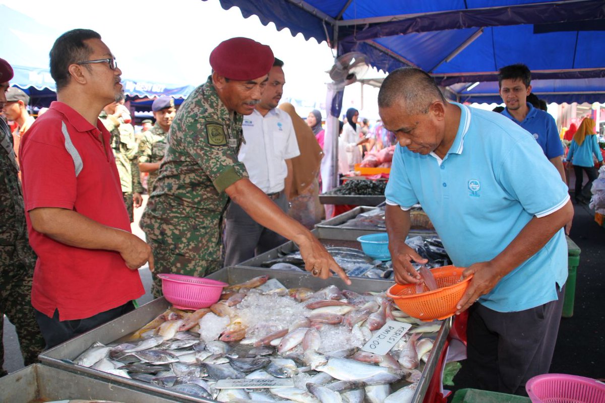 ArmyPtd's tweet image. Program #FiestaNBOS Mesra Rakyat di Paloh yang dirasmikan oleh YB DS @HishammuddinH2O hari ini mendapat sambutan menggalakkan daripada masyarakat setempat. Pelbagai agensi hadir mempamerkan produk masing2 untuk kesejahteraan rakyat. Tahniah semua yang terlibat

#PerkasaPerwira