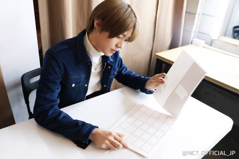 NCT_OFFICIAL_JP's tweet photo. ＜NCT 127のひらがな勉強＞
ひらがなを教えるのはもちろんユウタ先生！メンバーたちは前に勉強したことがあるというひらがなの書き方を覚えているでしょうか？
サイトの更新はまもなくです！お楽しみに！

https://t.co/WnwXR682mg
※登録無料

#NCT127 https://t.co/2c2ikbreWr