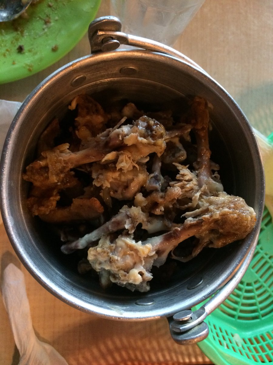 aushlin_enad's tweet photo. Loving my first wings street experience. #lamisiyangmanoka #fingerlickingood 👌🏻 https://t.co/HGTWNUpc7R