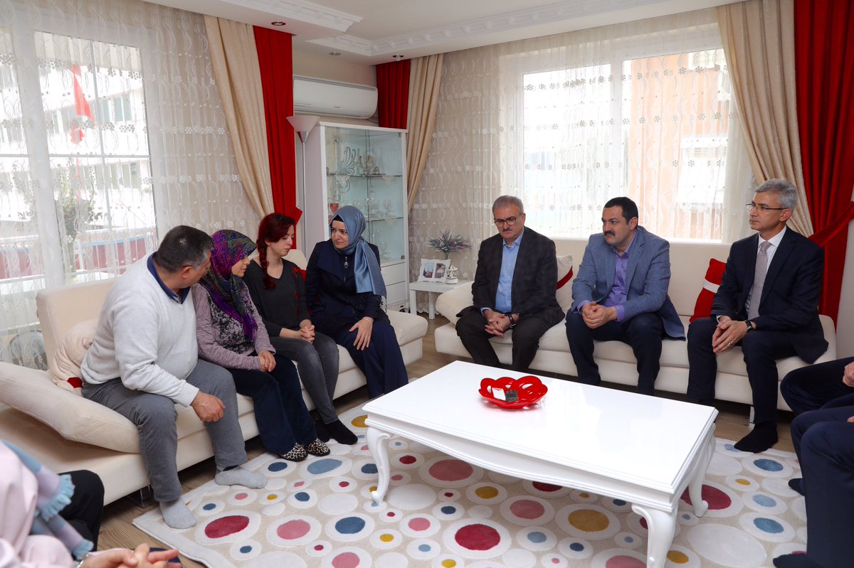 Bakanımız <a href="/drbetulsayan/">Dr.Betül Sayan Kaya 🇹🇷</a> Zeytin Dalı Harekatı'nda şehit düşen Üsteğmen Oğuz Kaan Usta’nın kıymetli eşini ziyaret ederek başsağlığı dileklerini iletti.