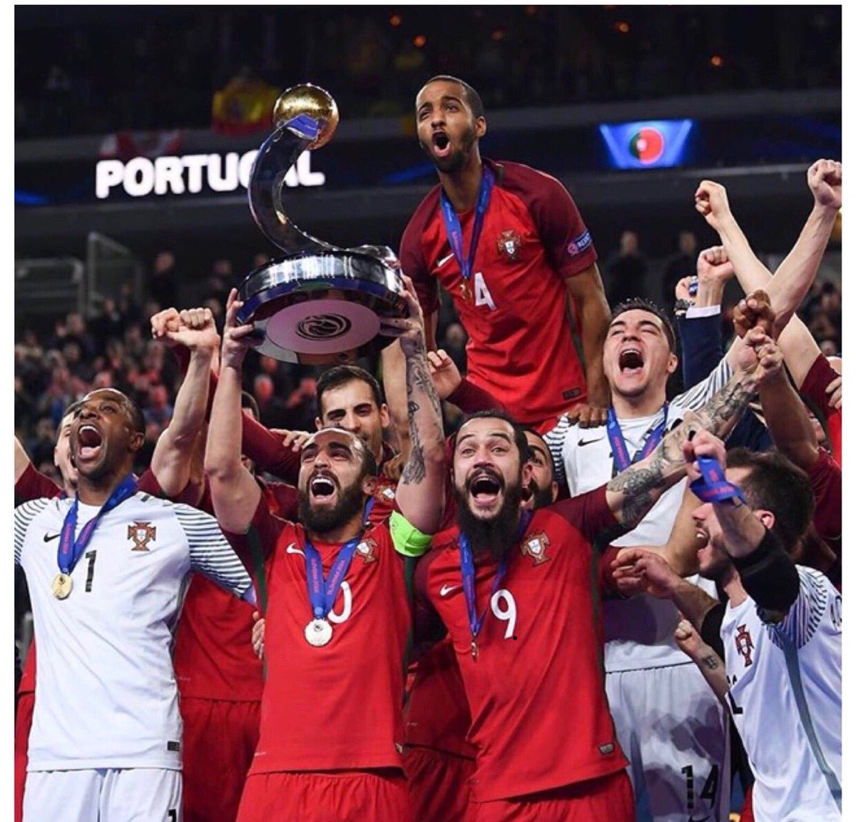 LuisFigo's tweet image. Parabéns @portugal por mais uma grande conquista internacional, agora no futsal!Que grandes!!✌️👌

Congratulations @portugal for another great international trophy, now in futsal!
#futsal #european #champions👌✌️