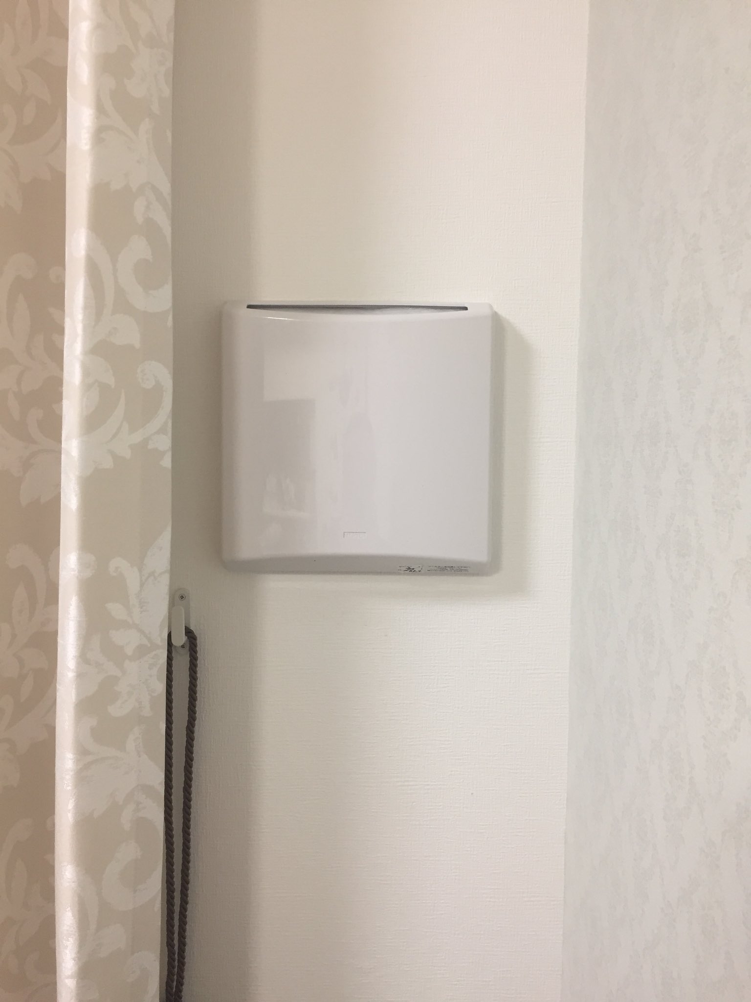 アラコ 換気口がこのタイプ 築年数の古さ感が出てます この換気口は直に風が当たるのでとにかく寒い 外気口にカバー が付いてないので外も中もすぐフィルター黒くなり困ってましたが後付けの換気口カバーポレットというものをつけました 寒くない 見た目