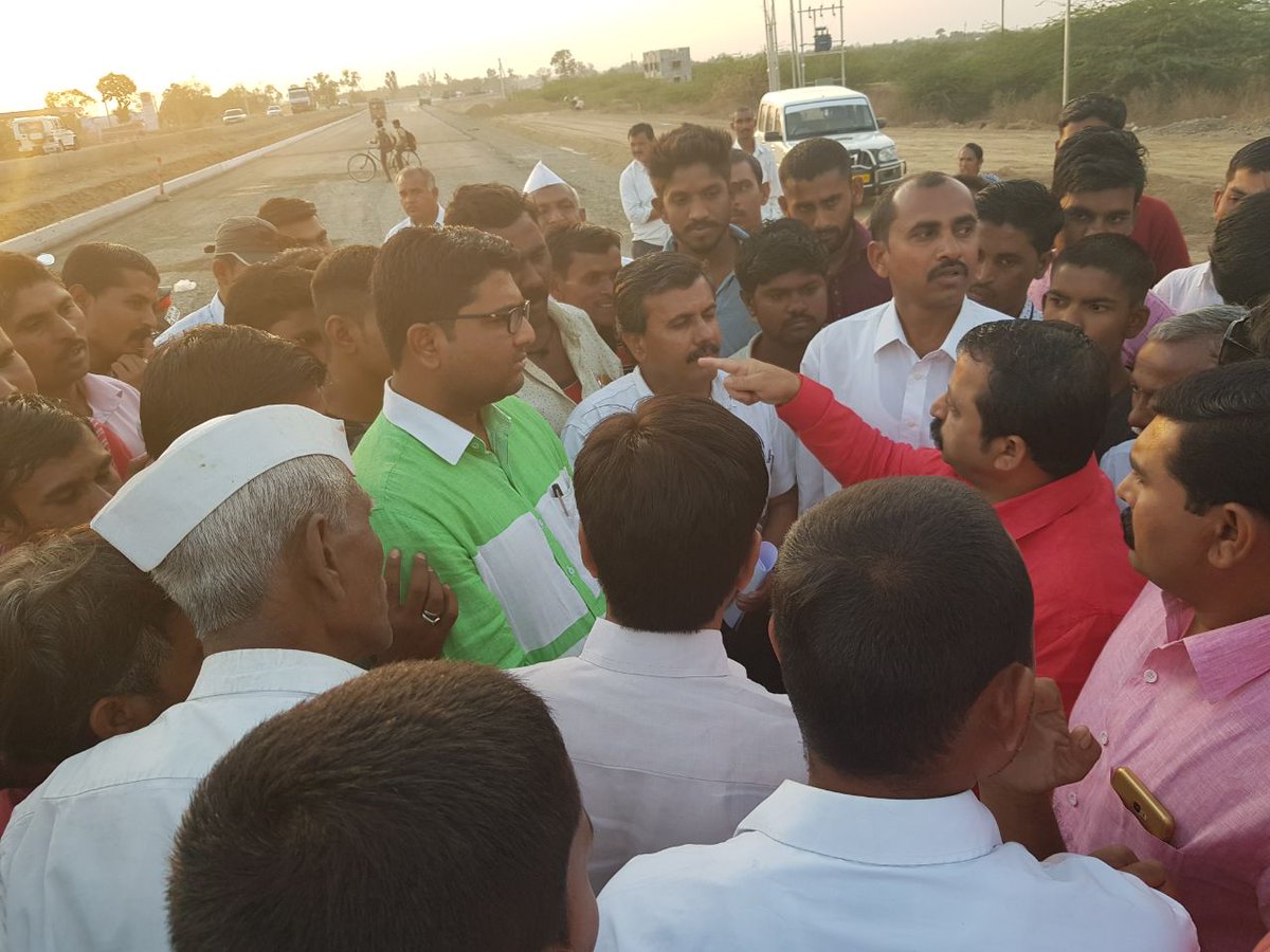 DhuleNcp's tweet photo. वार कुंडाने फाट्या जवळ राष्ट्रवादी काँग्रेस चे पर्यायी रस्त्यासाठी आंदोलन https://t.co/0DWMLIeP6k