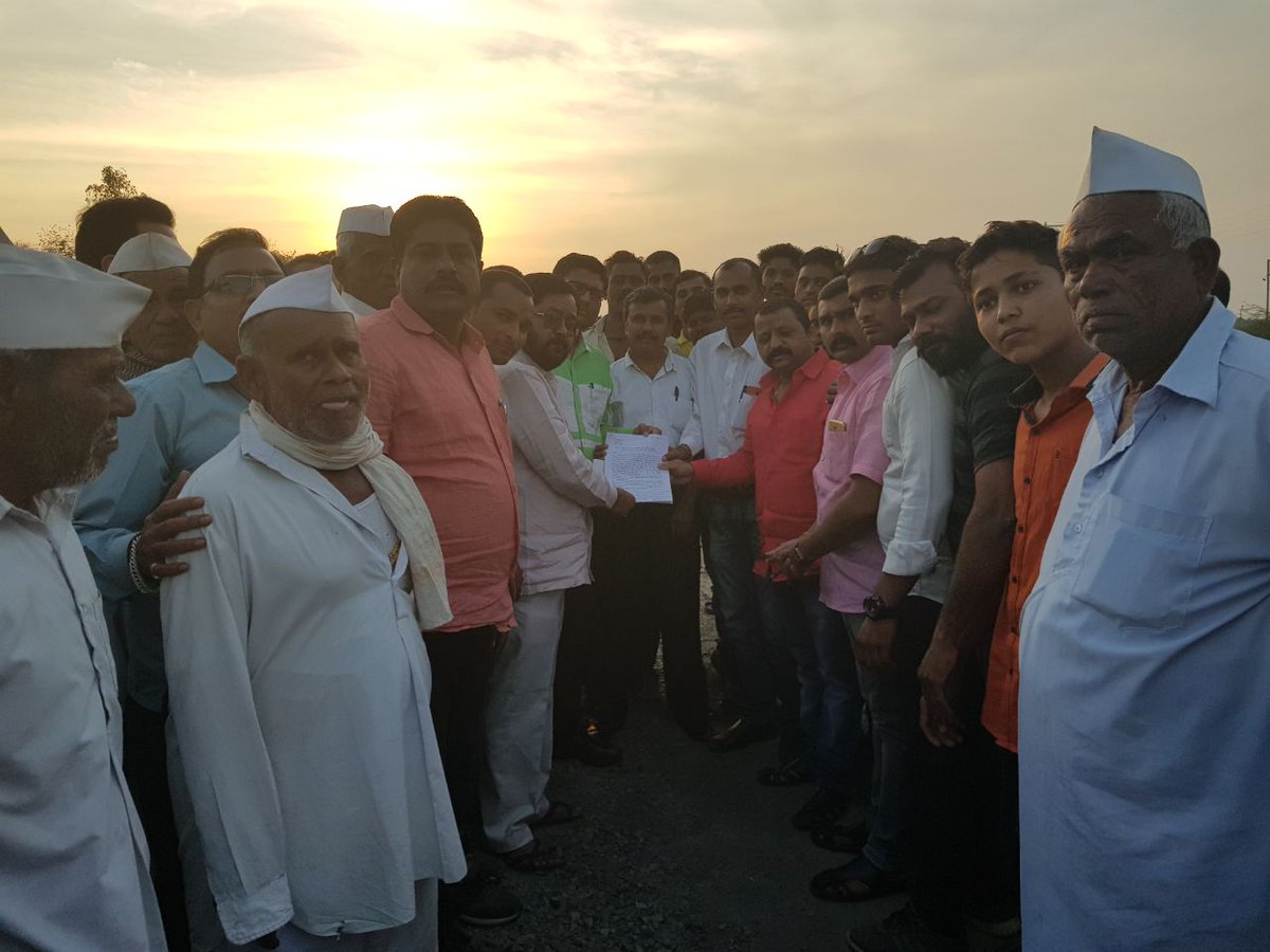 DhuleNcp's tweet photo. वार कुंडाने फाट्या जवळ राष्ट्रवादी काँग्रेस चे पर्यायी रस्त्यासाठी आंदोलन https://t.co/0DWMLIeP6k