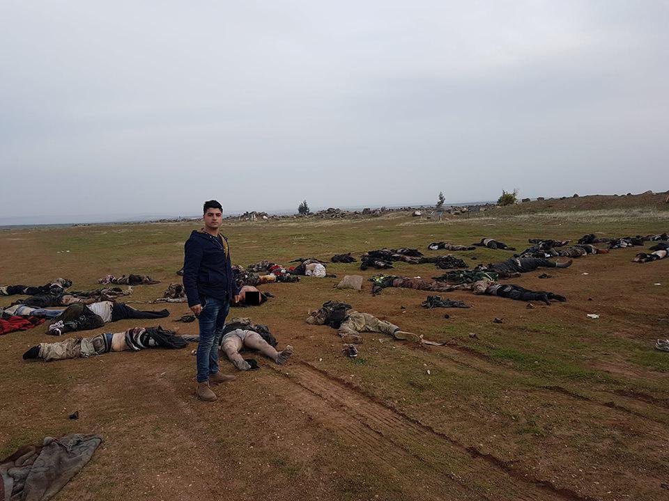 European_choice's tweet image. Телами российских военных из ЧВК "Вагнер"(замаскированных под отряд "ISIS hunter") , уничтоженных США в Сирии, покрыта пустыня.
215 российских бойцов погибли за дворцы Путина.

(18+)