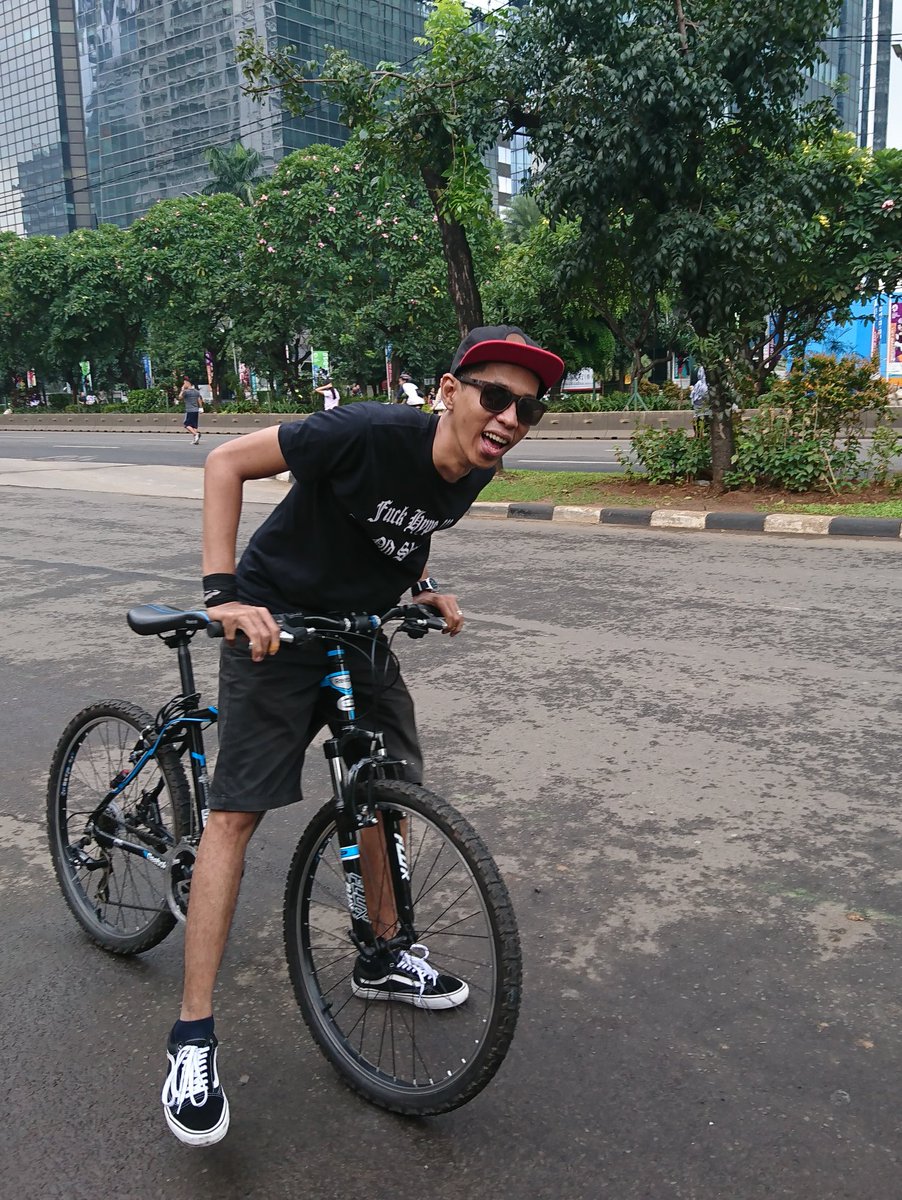 nando_goodboy's tweet photo. Sunday morning! 😁
.
. 
Taken with @sonyxperia X Performance by @noang18 

#Reebokbikes
#VansOldskool
#OakleyCatalyst
#VolcomHat
#Crazyincorporated
#Jakarta
#Indonesia https://t.co/8ztUWhUExB