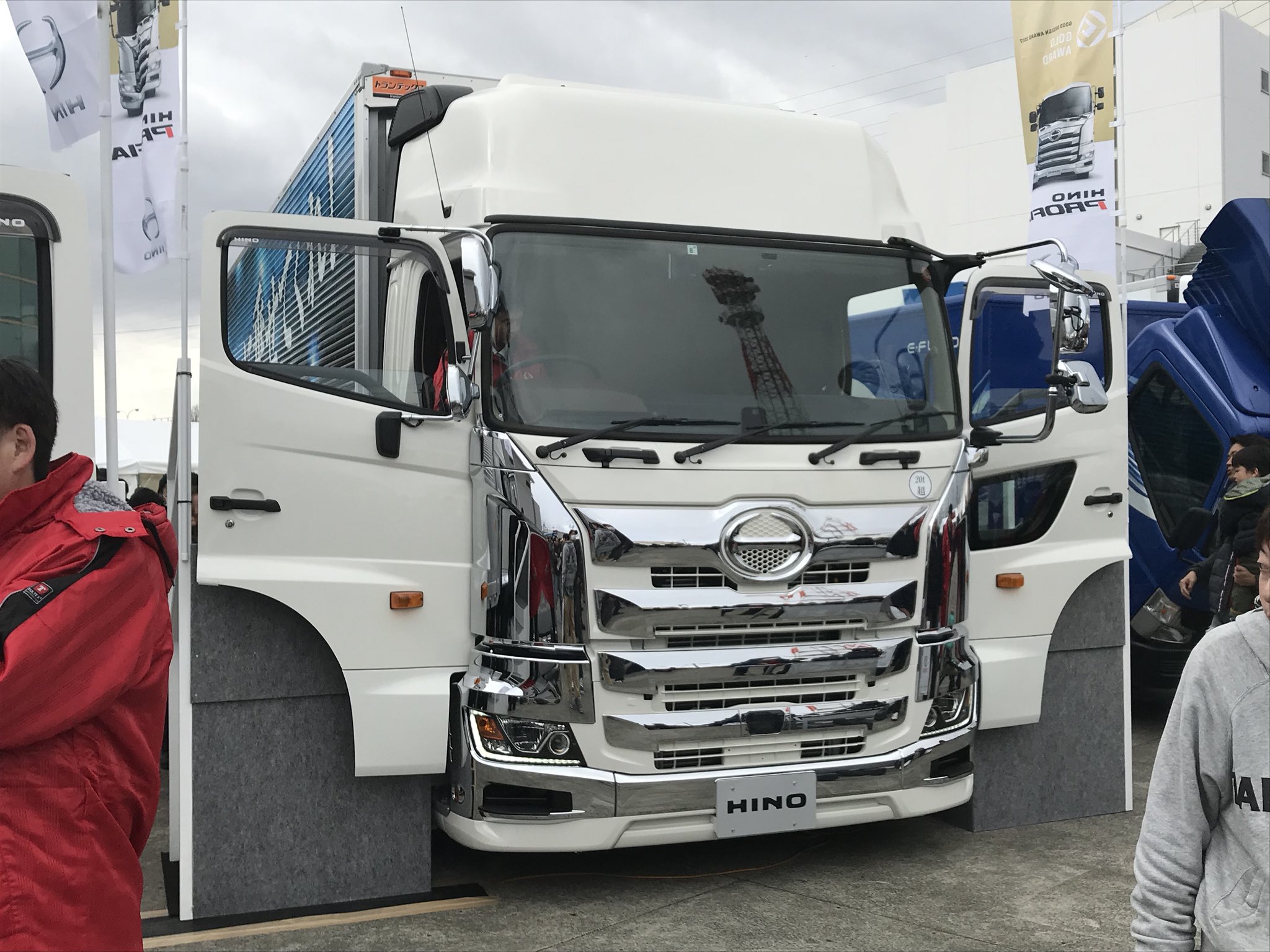 Msaito7 東北モーターショーでは大型トラックの運転席にも座らせてもらいました この高い着座位置の運転席は乗用車とは全然違いますね バスの運転席より高いですものね T Co Fub9fzkisd Twitter