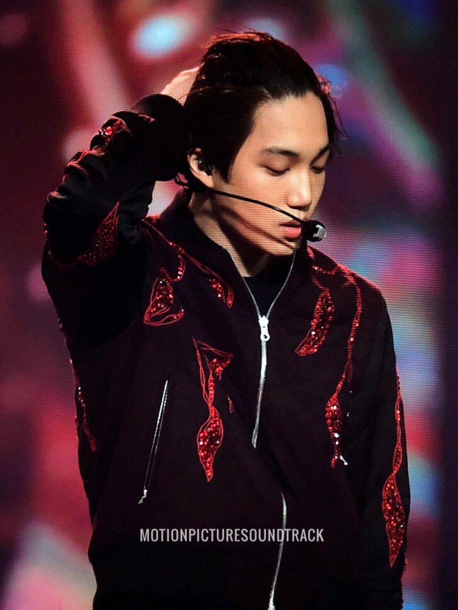 kaisoolugy's tweet photo. I've found my favorite pic from yesterday's concert, it's decided. This one reflects how sexy, powerful and handsome he is, everything in just one picture. The best's that it doesn't look like he has flour instead of skin

#iHeartAwards #BestFanArmy #EXOL @weareoneEXO DINO CHEN https://t.co/F0SlEGxj12
