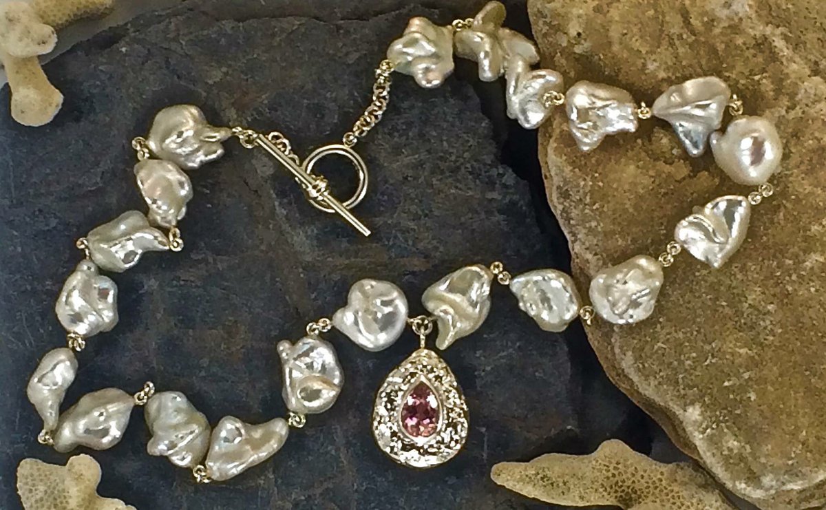 TrevorDavis68's tweet photo. #BOLDCOLLECTION #PEARL #NECKLACE
16"/41cm's long x 13mm #Cultured Pearls necklace set with a 10mm x 7mm #Pink #Tourmaline into a molten #silver drop #handmadeInEngland #london #uk in using fine 935 #argentium #silver
Price - £1,300
Available to buy at
https://t.co/7GVaPdJ7ZZ https://t.co/8VlY6Iehpm