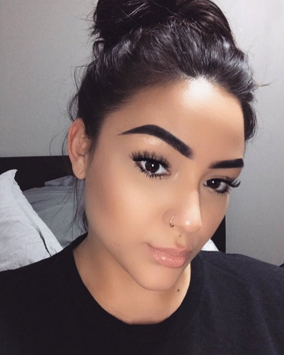 MakeupByJenxiix's tweet image. Simplicity Is Beautiful ♥️ 
BROWS- @ABHcosmetics @norvina1 #AnastasiaBrows 
LASHES- @ArdellBeauty wispies 
FACE- @tartecosmetics #ShapeTape Concealer #shapetapenation 
&amp;amp; tarteist pro glow 🎨 @bareMinerals “warmth” #sharethebare @MorpheBrushes e34, e4, e2 #morphebrushes