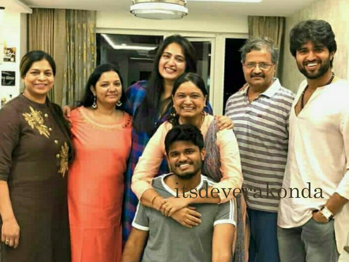 Vijay Devarakonda Fans ™ on Twitter: &quot;@TheDeverakonda Family with Sweaty # Anushka Garu 😘😘 @Anushka_ASF #ItsDeverakonda… &quot;