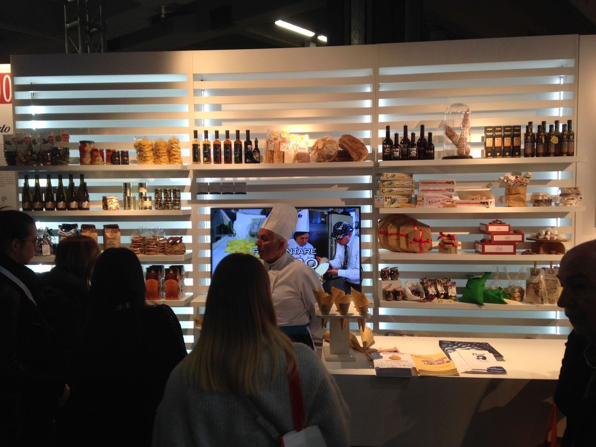 LeFormeDelGusto's tweet photo. #LeFormeDelGusto a @bitmilano: tanta gente nello stand di @confartigianato alla vetrina del #Festival delle eccellenze #agroalimentari di #Lodi con gli assaggi di #raspadura. #Gusto #Cucina #Enogastronomia #Turismo @inLOMBARDIA https://t.co/25gBS2DLqR