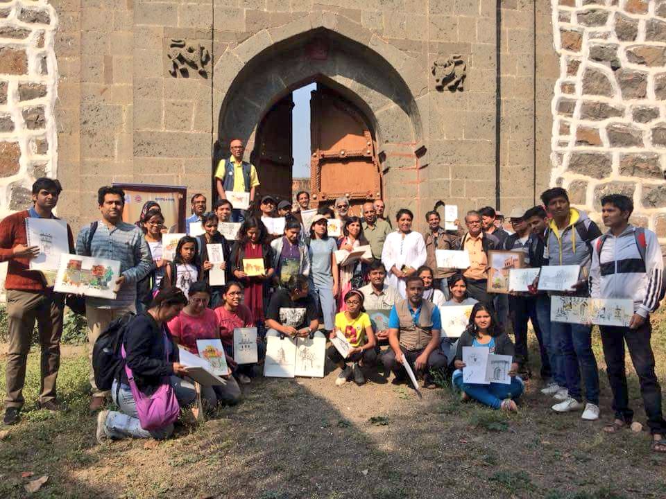 UrbanSkPune's tweet photo. Urban Sketchers at Chikhali Fort this morning. #urbansketchers #USk Pune at Pune Heritage Festival 2018 @PHF2018 @JANWANI_PUNE https://t.co/YyiGO4t8r3