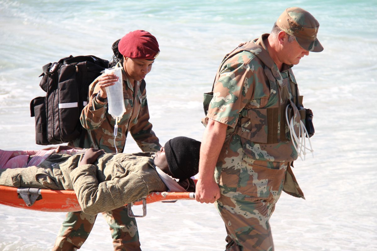 CICR_fr's tweet image. Ils sont protégés par le droit international humanitaire :
1. Ceux qui ne combattent pas, comme les civils ou le personnel de santé,
2. Ceux qui ne combattent plus, comme les soldats blessés ou prisonniers.

#ConventionsdeGenève