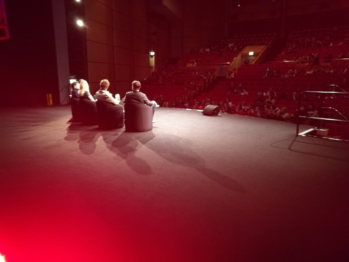 PLL_random's tweet image. #RevelationsEndGame

El #PLLCast ya está en el escenario

Ahora están pasando un video de Marlene respondiendo a algunas preguntas que los fans hicieron hace unos días