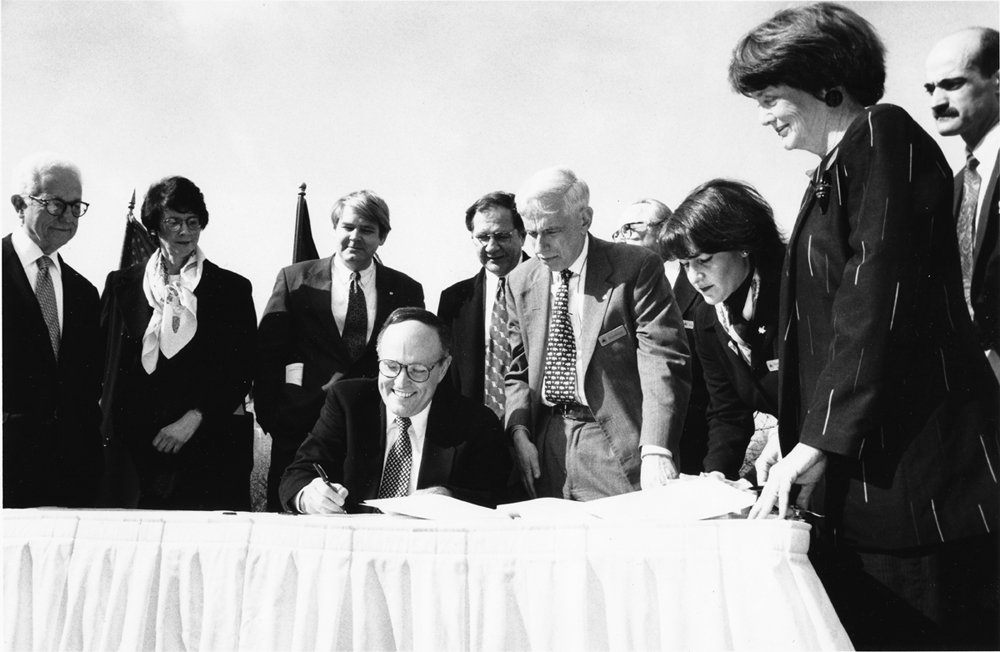 CentralParkNYC's tweet image. Did you know? On this day 20 years ago, the Central Park Conservancy signed its first contract with @NYCParks — taking on the responsibility to restore, manage, and enhance Central Park.