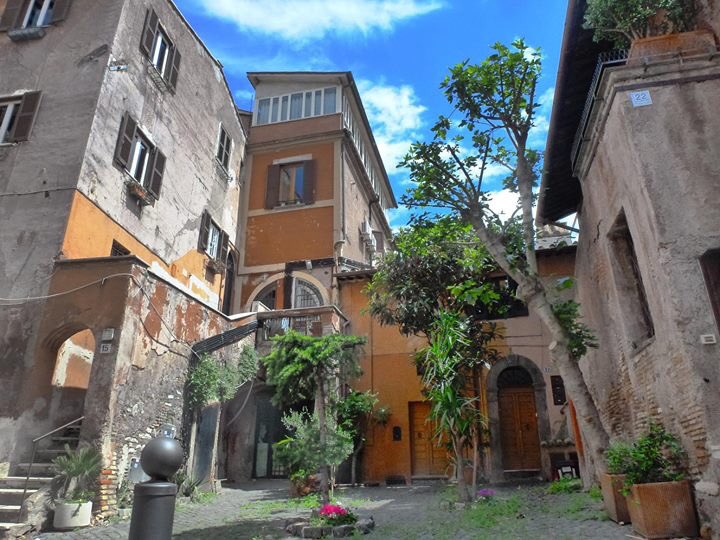 Questa piccola piazzetta tra via di Montefiore e via Zanazzo, tra l'exubitorium ed Il PUFF, non ha un nome...ci auguriamo vista la postazione, che il comune si muova per intitolarla a chi qui ha speso 50 anni di onorata carriera: #LandoFiorini