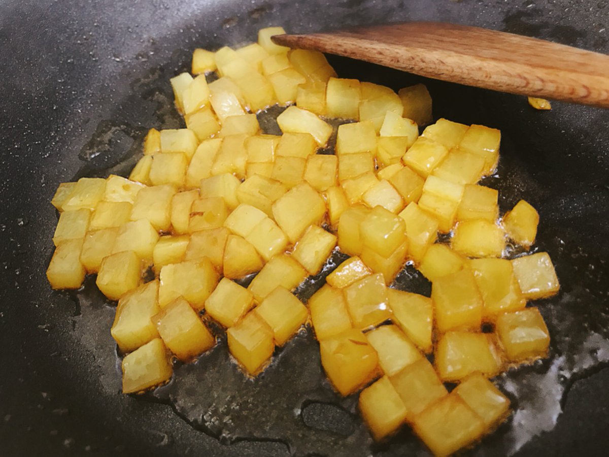 魔女っこれい おこうこ飯 それは おしんこう 沢庵 を使う極めてシンプルなご飯 これが驚く程美味しい 鰹味の沢庵を1cm角に切って多めの胡麻油 少し醤油で炒める 炊きたてのご飯に加えて混ぜる これだけ これだけで食感 味 どれも素晴らしい