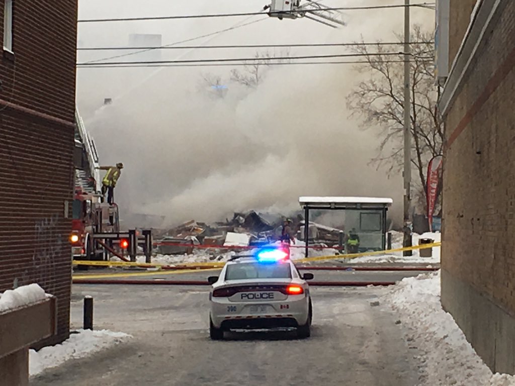 NatashaCBC_RC's tweet photo. Explosion à Mississauga, 3 blessés, cause inconnue. Éviter le secteur de hurontario entre Dundas et Hillcrest #icito https://t.co/NEBaZGtpXs