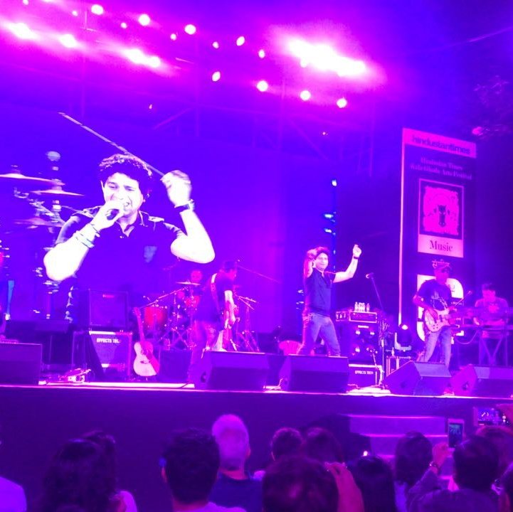 ZEECorporate's tweet photo. And so it begins! @K_K_Pal starting off the night with some of his most memorable work; the crowd is on fire this evening at the ZEE Yaaron with KK concert! The beginning of the end of #HTKGAF2018 is truly working out to being #ExtraordinaryTogether! https://t.co/HMvs8uj0ky
