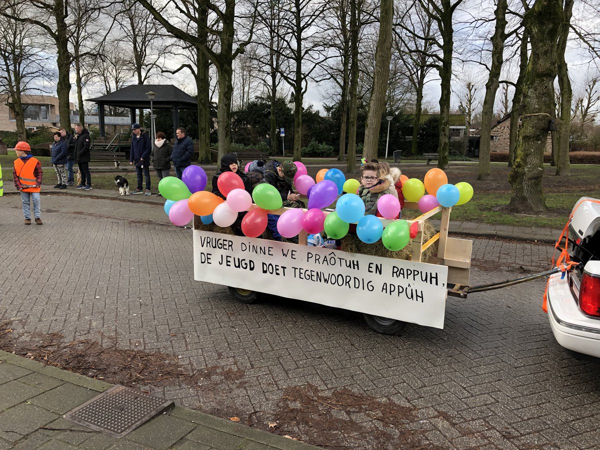 Ook op Acht hebben wij een heel mooie carnavalsoptocht, die traditioneel om 13:08 uur van start ging.