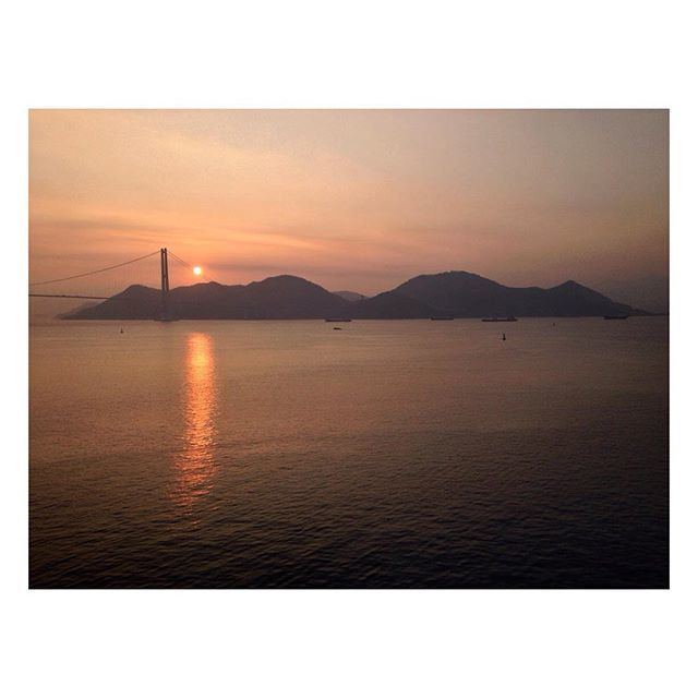 Dahlinguu's tweet photo. you know you've been on a freight ship for too long when you can't tell if this #sunset was in port of #busan or kwangyang! i'm betting on busan
.
.
#pusan #southkorea #korea #seaside #sunsetsofig #sunsetsoninstagram #igsunset #bestsunsetpics #bestsunset… https://t.co/bPirTowxYh https://t.co/yDomEvr0T5