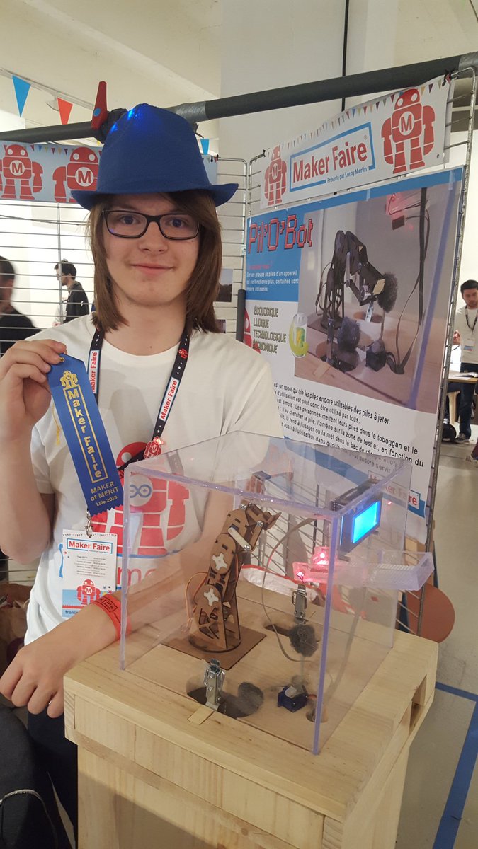 FabDELABROYE's tweet photo. Clément et son trophée maker of merit lille 2018 avec son #pilobot #makerfairelille #mfl18 https://t.co/WhCvDD6aM1