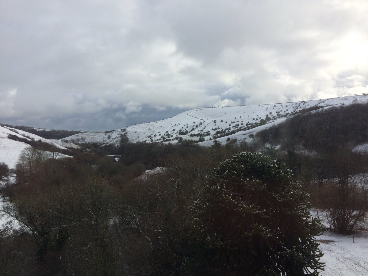 A room with a view @YHARavenstor, those snowy hills are begging to be explored <a href="/YHAOfficial/">YHA England & Wales</a> #livemoreyha #outdoors #walking #snow #yha #hostels