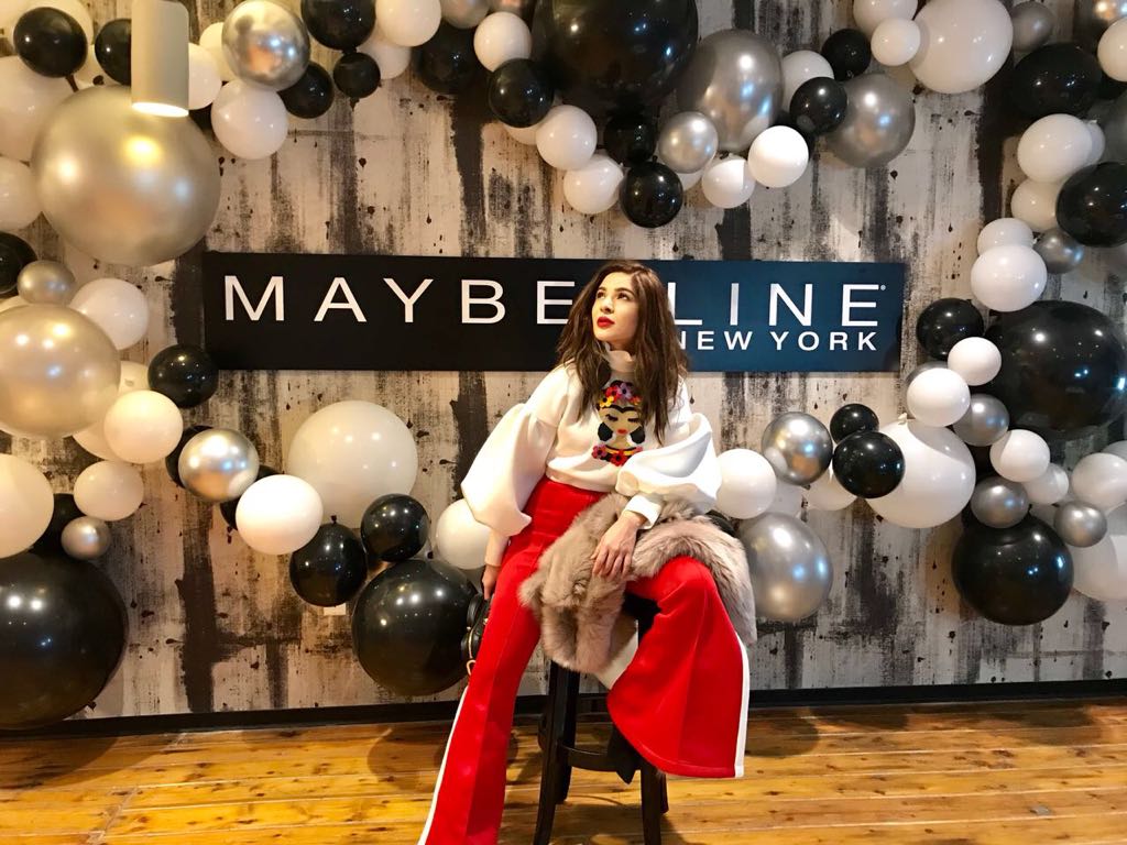 maybellinepak's tweet photo. Ayesha Omar is slaying this look at the Maybelline Set in New York! Stay tuned to our page for exclusive coverage!  #AyeshaXMaybelline #MakeITHappen https://t.co/RWWaaB2qIx