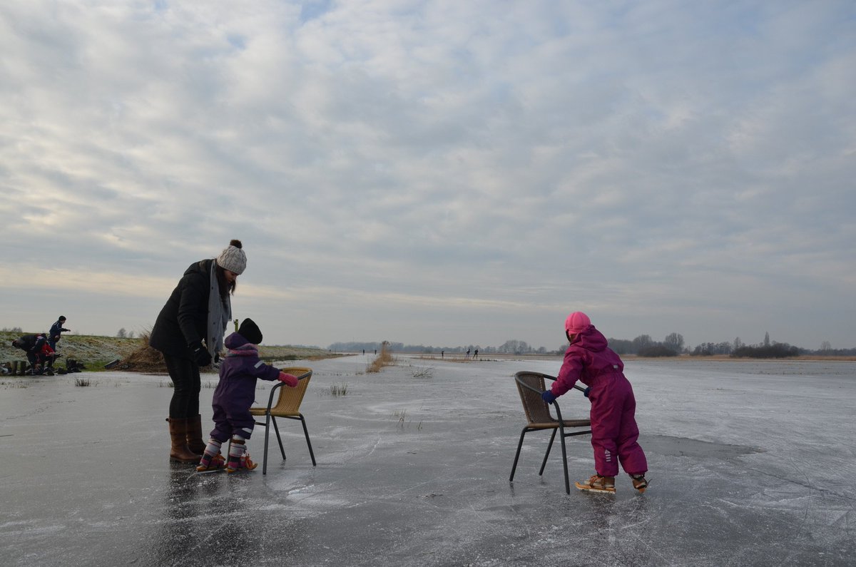 Traditionally, Frisian farmers come out onto the ice and try to convince the little skaters to stop, luring them with the promise of cacao and warm cheese.